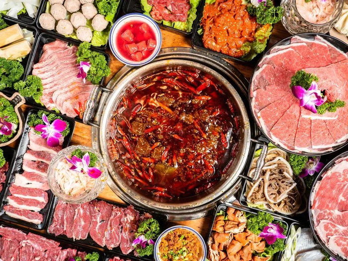 火锅卷出新花样,不仅现切,还是自助.