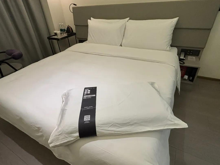 在亚朵办理入住时，前台会拿出一个“深睡枕pro”赠予顾客做体验/图源：盐财经记者 摄