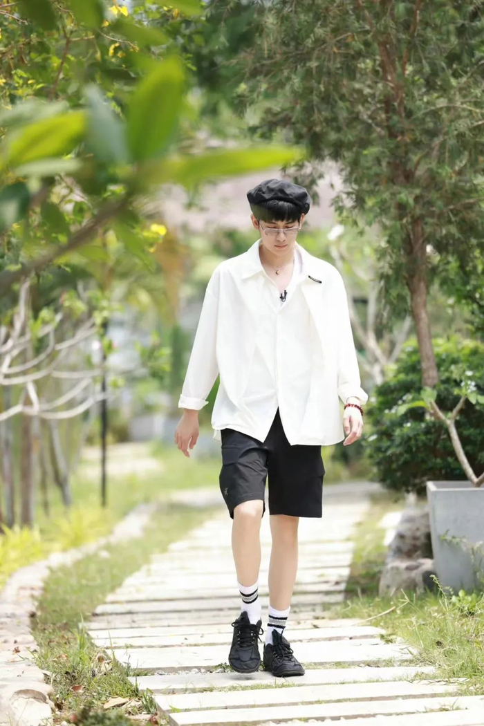 胡先煦在《花儿与少年》中的黑色短裤造型,搭配白色内搭与设计感衬衫