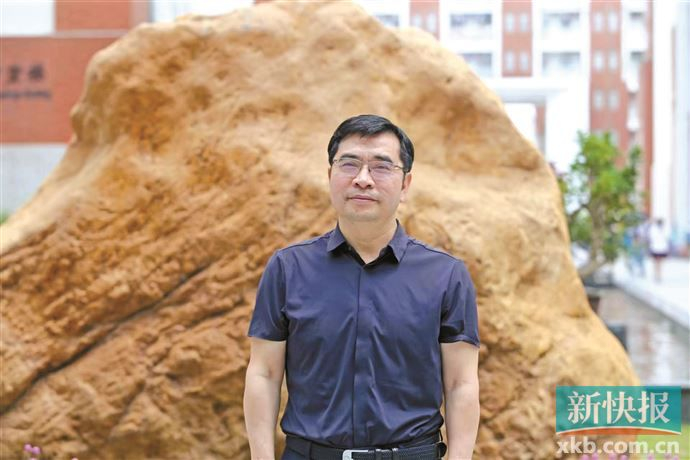 广东仲元中学党委书记,校长邓胜旺■广东华侨中学校长李子良■广州