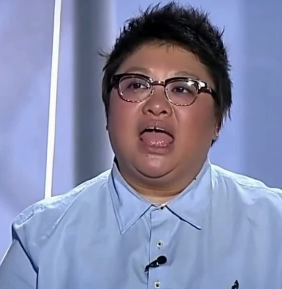 他面前当时坐着的评委就是韩红,韩红被震撼得表情如下.