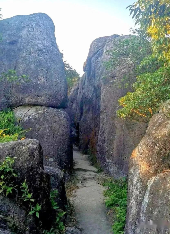 (四)霞光溢彩绕山川,翠壁清幽谷染烟.大象神龟牛鼻石,云居寨上结仙缘.