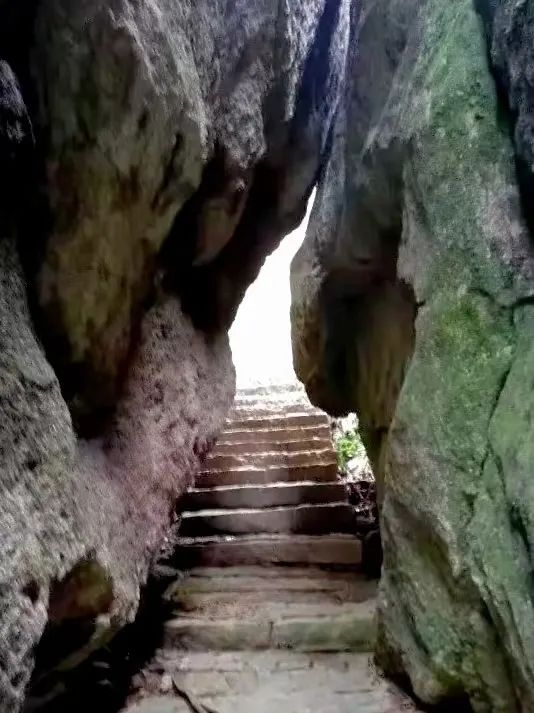 《七律·登麦斜岩》名山寺僻历来幽,已近稀龄结伴游.
