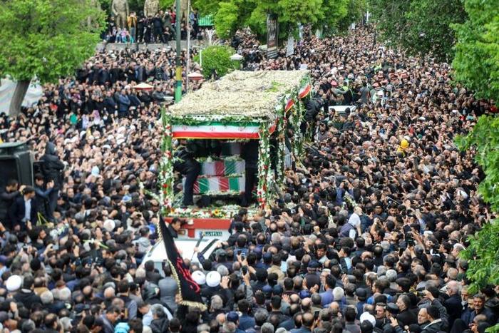 当地时间21日，数以万计伊朗民众聚集哀悼伊朗总统莱希 图自外媒