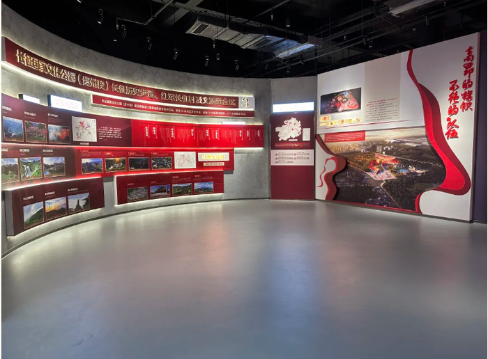 二楼的展示区以展板,图片,模型,场景等方式,让游客耳目一新.