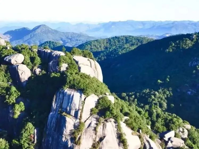 麦斜岩径绕山腰,飞蹬盘云叠嶂峣.