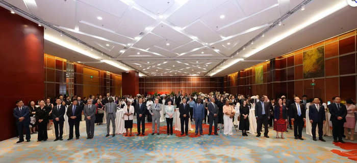 参加此次交流会的各国驻华使节及代表。主办方供图