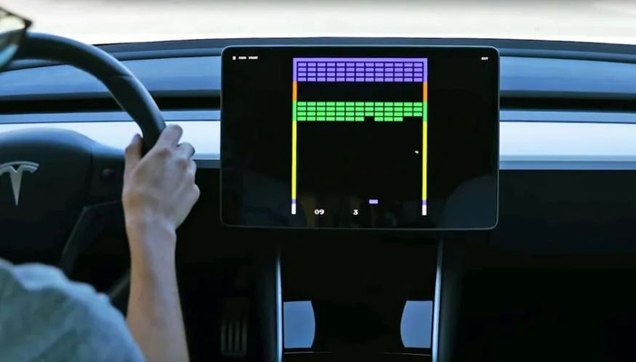 早在2018年，特斯拉就在车机系统上添加了上世纪80年代的雅达利游戏