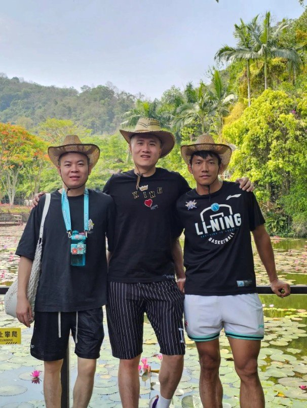 矣进宏晒与队友张帆一起游玩的近照:欢迎来到云南