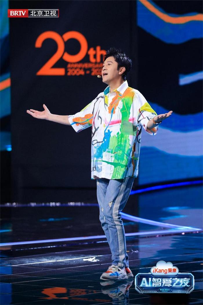 歌手蔡国庆演唱经典曲目《365个祝福》,为观众们送上健康小祝福