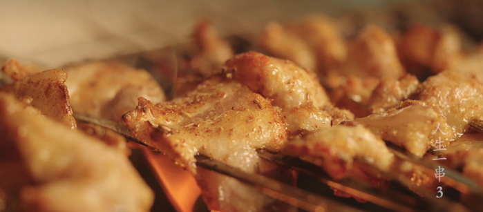 图 2 完美的烧烤，焦香的表皮以及丰富多汁的内部肉质纤维 图片来源：《人生一串》第三季