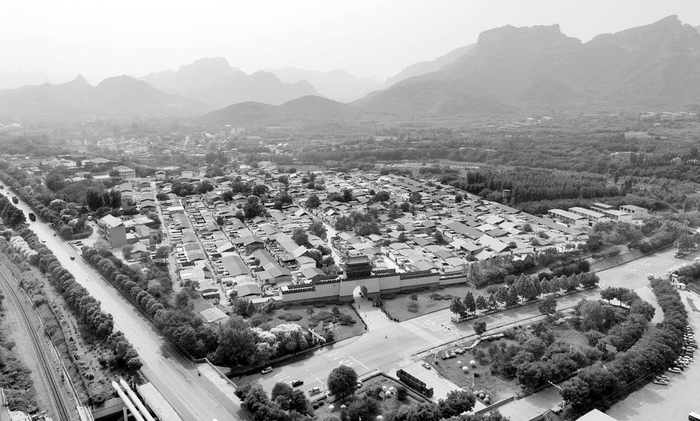 本报记者 张晓峰 摄图为游客在赞皇县鲍家滩樱桃种植基地采摘樱桃.