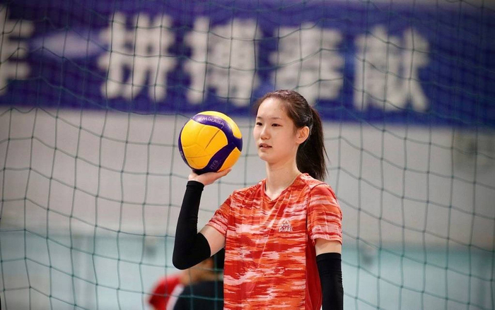 官宣!中国女排名单做出调整,小钢炮重获启用,最美二传意外离队