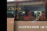 [流言板]里夫斯背传击地送出妙传，海斯接球起飞上篮可惜被犯规