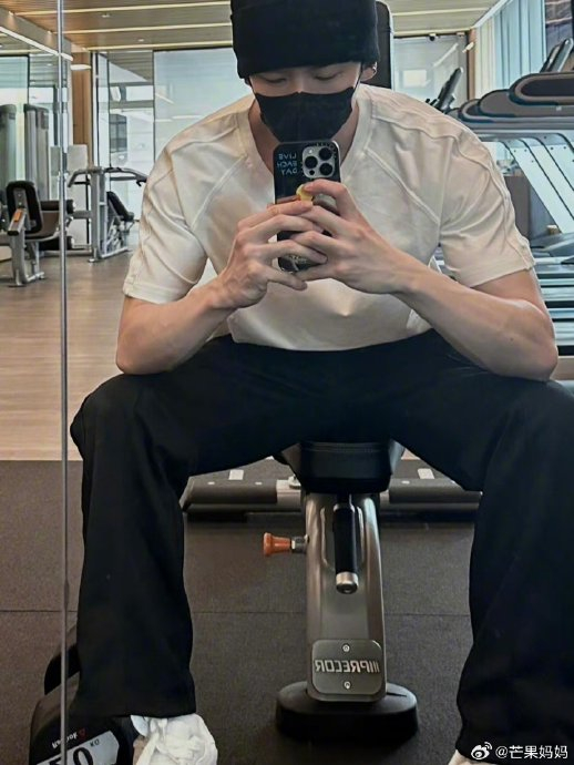 白敬亭近照释出,看来不举铁同学的举铁效果还不错,肩膀宽了好多