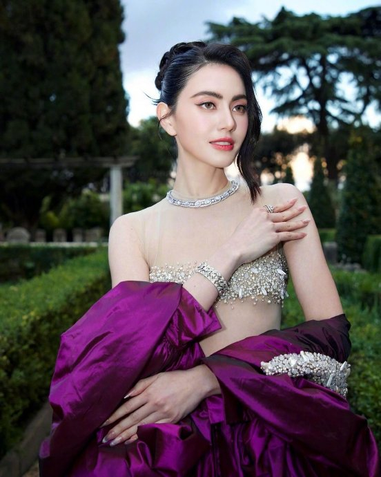 在罗马亮相宝格丽bvlgari 新系列揭幕仪式的泰国女星mai(davika