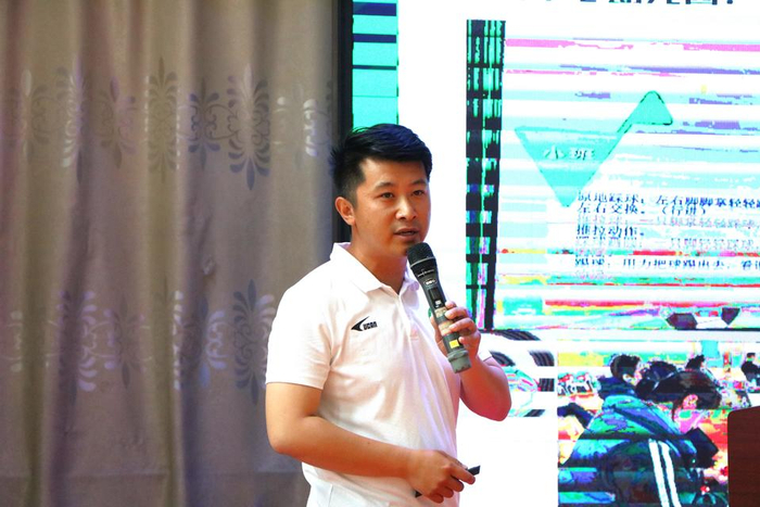 历城校园足球办公室幼儿部部长曹震进行足球活动总结汇报,分享过去一