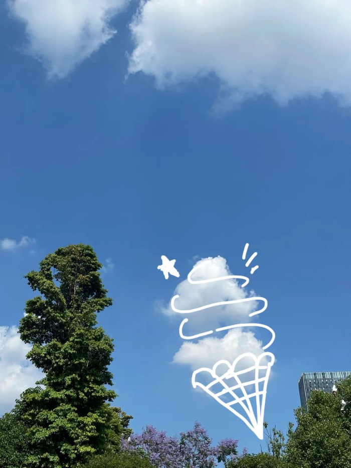 可爱的云朵瞬间便会被蓝天白云治愈抬头望向天空总是包含着意外的惊喜