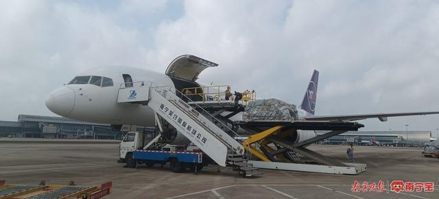 国际出港航班正在装载货物 （广西民航产业发展有限公司供图）