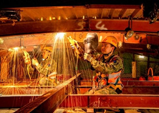 我们的战位在岩层深处