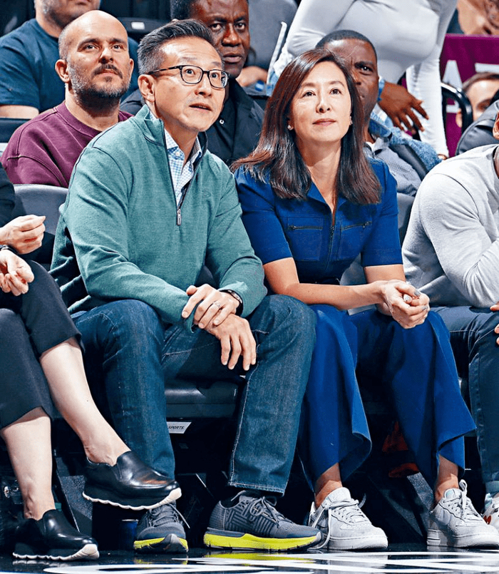 两个新晋"国民老公",长得一模一样,连太太都神似?