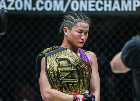 saenchai)与泰国名将乔-纳塔吾特(jo nattawut)的羽量级泰拳世界冠军