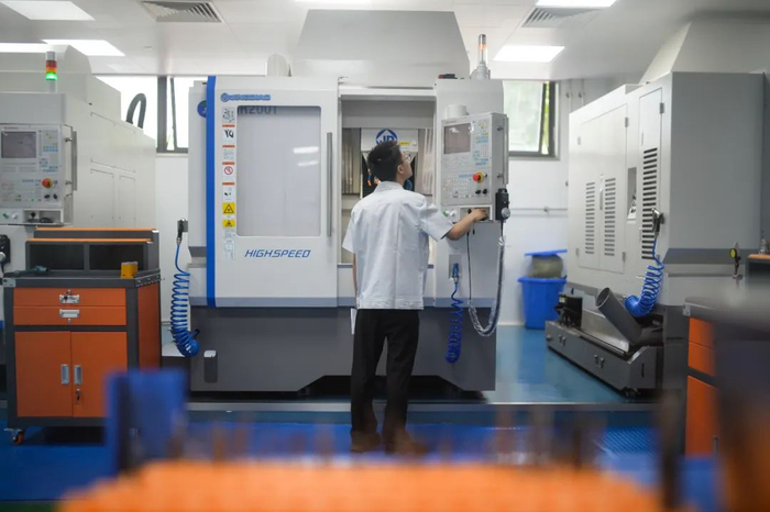 科研人员在位于广东省佛山市的广东省科学院精密仪器中试平台工作。新华社记者 李任滋 摄