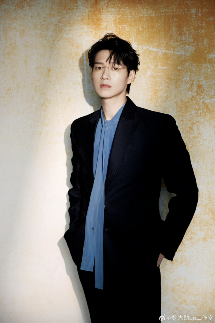 眼镜变小了,反而更帅了?