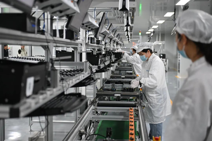 在雄安科创中心中试基地，工人在服务器生产线上工作。新华社记者 牟宇 摄