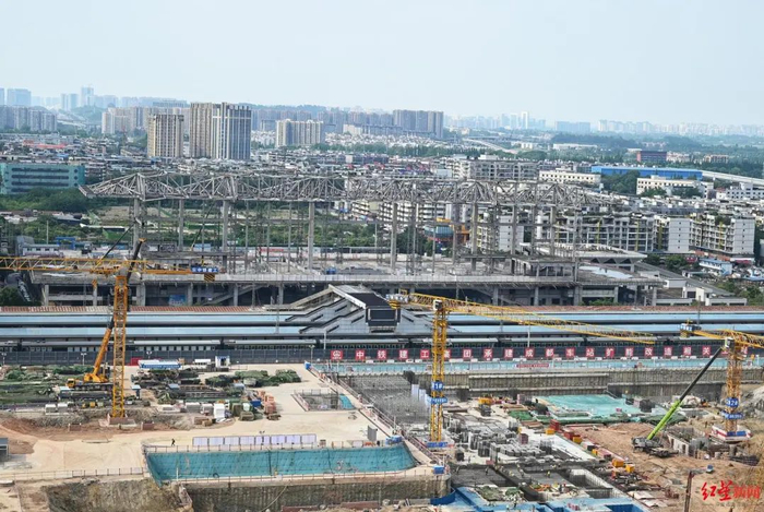 ↑5月21日，成都站扩能改造施工现场