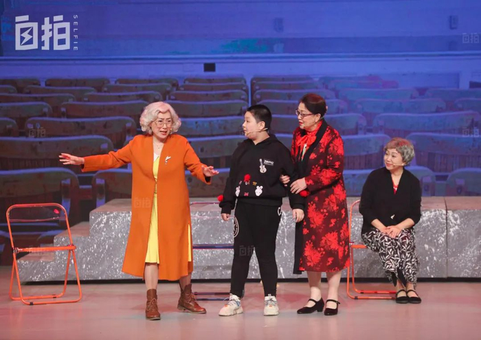 我,64岁,退休十年圆演员梦,参演《知否》,与黄渤,倪大红拍同一部戏