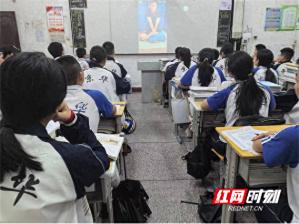 提高学生的安全意识和自救能力,近日,永州市冷水滩区京华中学举行防