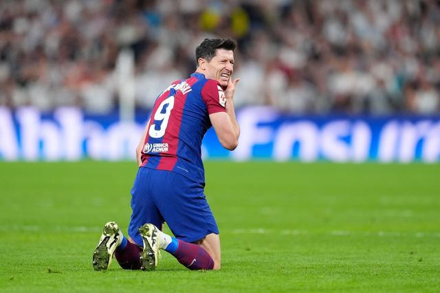 世体:莱万进球未达标,巴萨无需向拜仁支付奖金