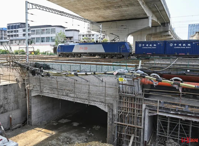 ↑商贸大道铁路下穿隧道施工现场