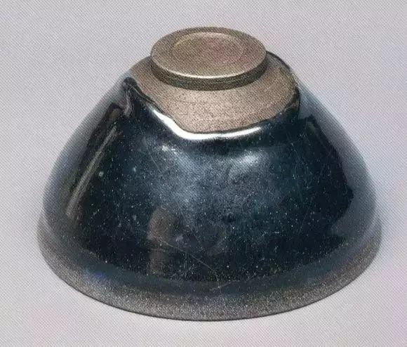 盏(稻叶天目)从数量上看,光是建窑一个窑口的瓷器,就占了日本国宝瓷器
