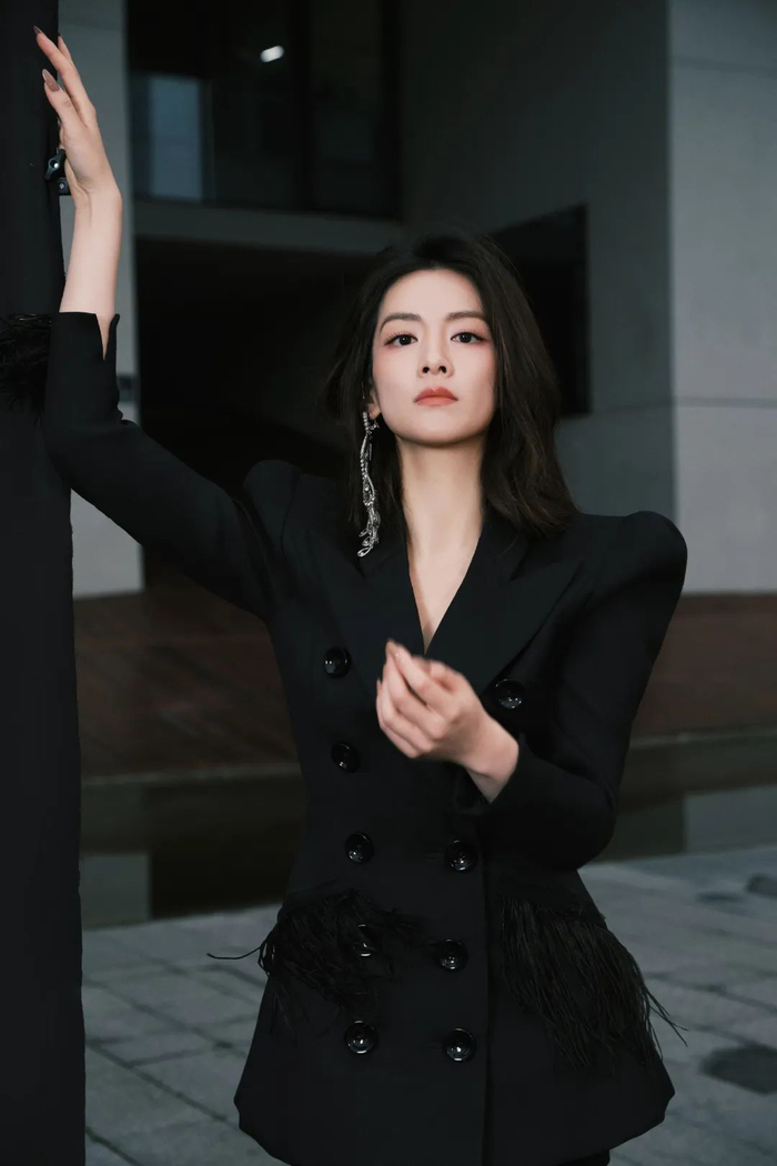 同样以一身黑色look在乘风舞台和大家见面的陈昊宇,则选择了短款西装