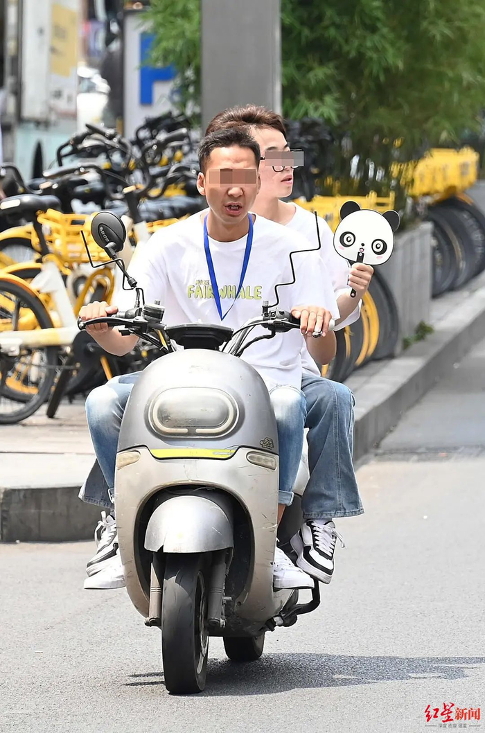 ▲驾驶人骑电动自行车带人且未佩戴头盔