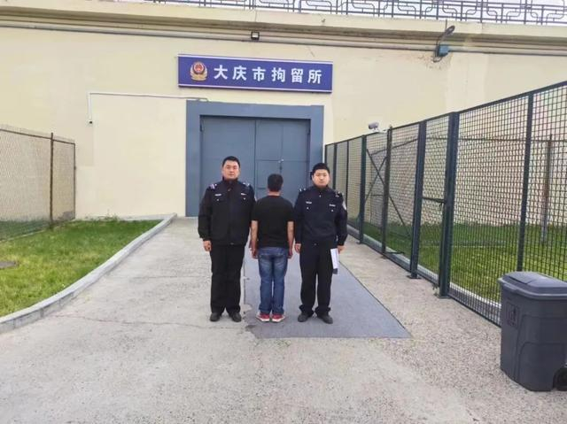 令家属几近崩溃,大庆市交警支队事故大队大队长张猛在接到相关汇报后