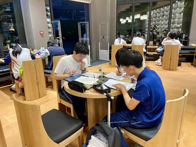上海24小时|深夜泡图书馆的人:加班,赶论文,失眠与流浪