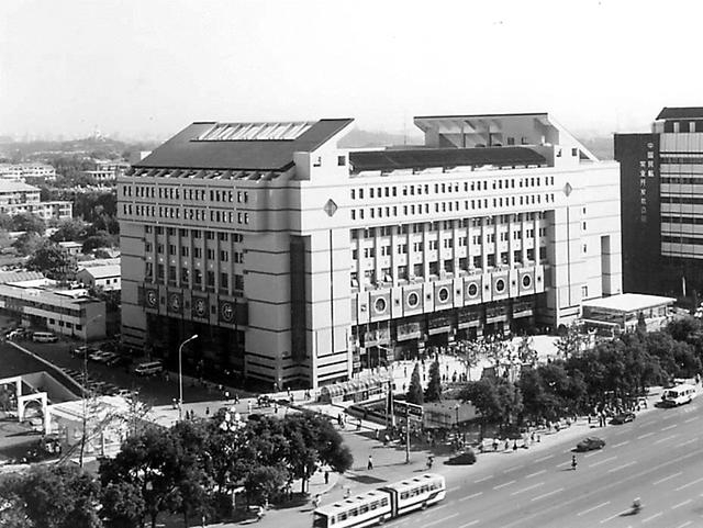 北京图书大厦成为当时书店行情的风向标.