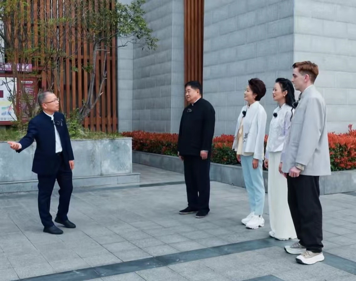 意大利青年阿雷,《中国诗词大会》第四季冠军陈更一起走访巫山博物馆