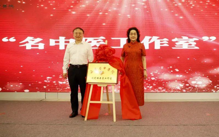 李文平主持揭牌仪式随后,高密市中医院内遴选出的符合条件的中医师