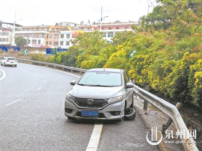雨天路滑 开车请"降速""控距""亮尾"