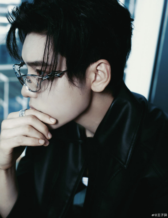 眼镜变小了,反而更帅了?