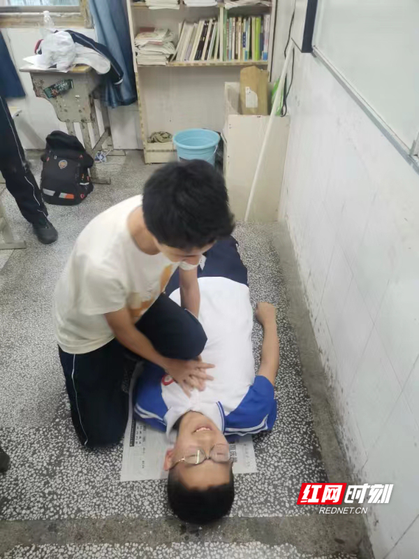 京华中学举行防溺水演练活动