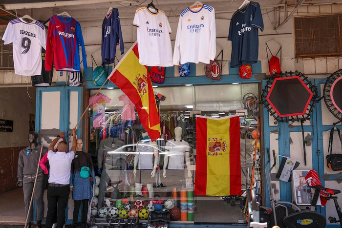 在西班牙宣布承认巴勒斯坦后，约旦河西岸希伯仑，一家体育用品商店插上了西班牙国旗，表示感谢。图源：视觉中国