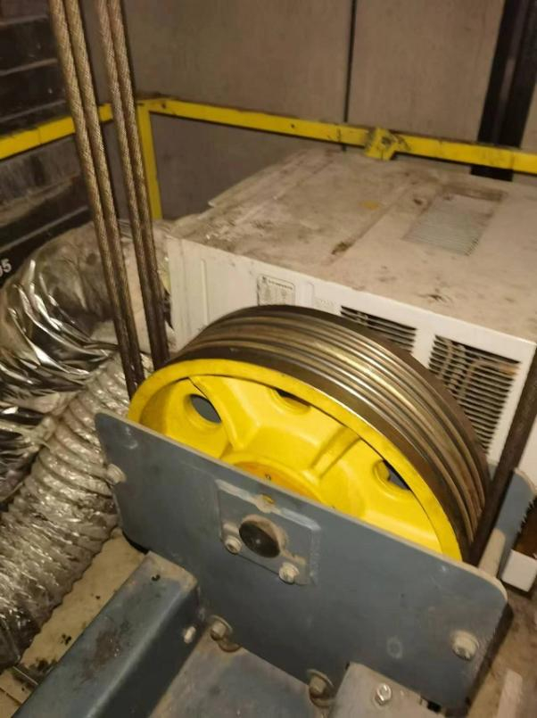 对重反绳轮具体看下图电梯反绳轮,就是应用在电梯上的一种动滑轮,一般