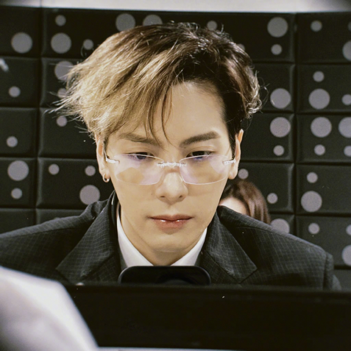 眼镜变小了,反而更帅了?