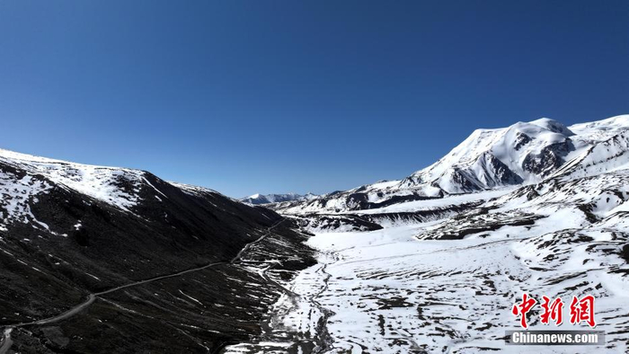 青海阿尼玛卿山:仲夏雪山宛如泼墨画|青海省|航拍|冰川_新浪新闻