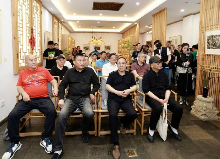 开幕式现场著名艺术评论家付京生,原中国书协外联部主任蔡祥麟